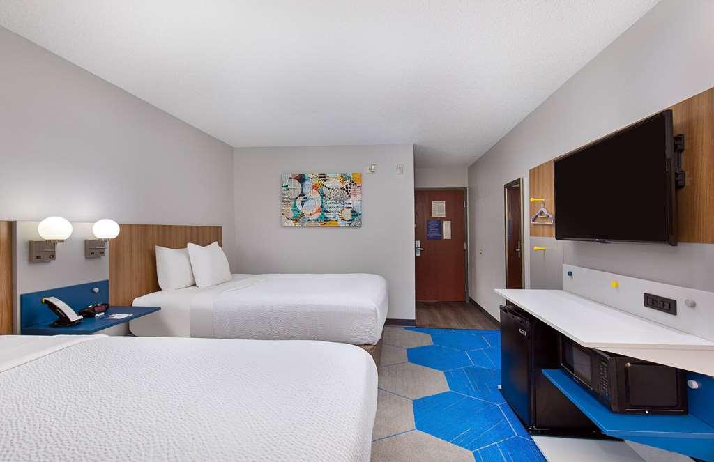 Microtel Inn & Suites Columbus North Room photo